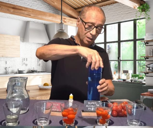 Mario Melonio haciendo la prueba de pH y el lavado de tomates con agua del grifo y agua alcalina