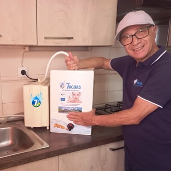 Mario Melonio llenando una caja de agua ionizada durante una demostración